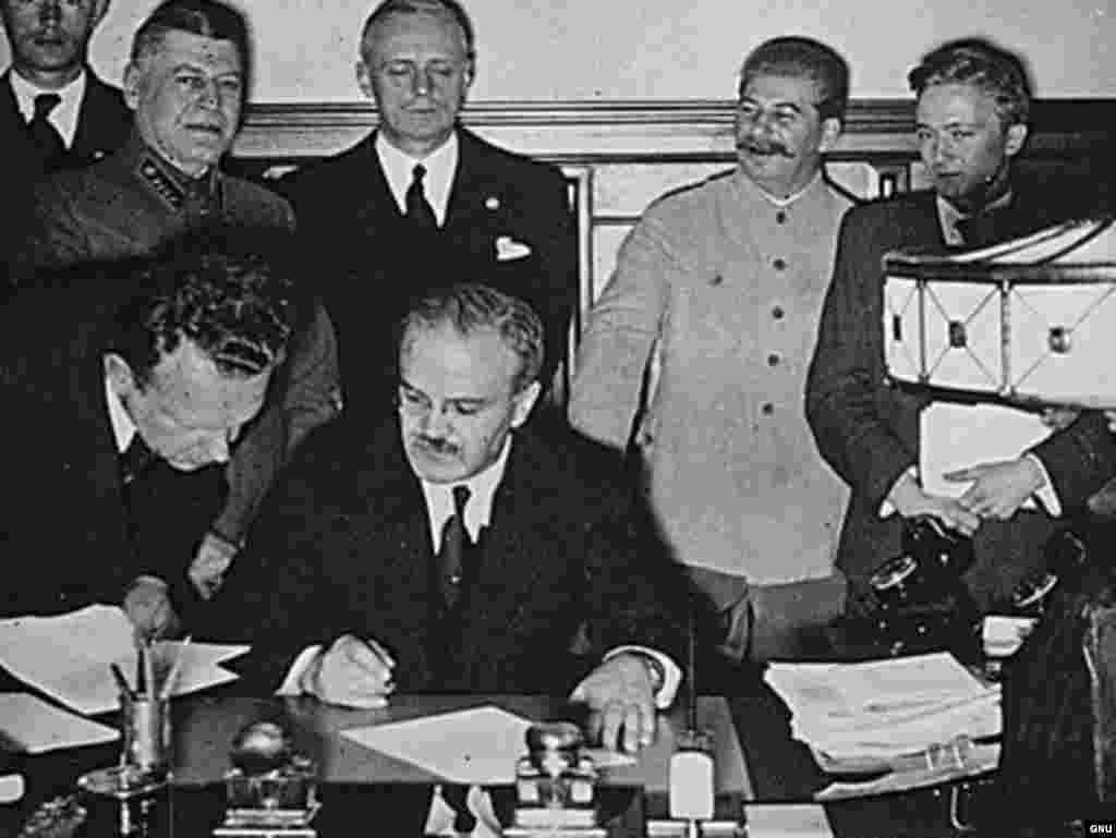 Molotov potpisuje sporazum
