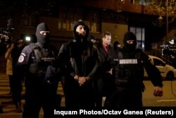 Andrew Tate i Tristan Tate u pratnji policijaca u Bukureštu, 29. decembar.