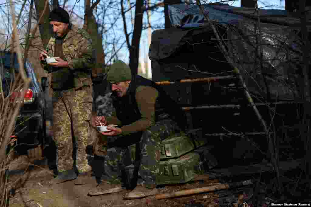 Vojnici 10. brdske jurišne brigade ukrajinske vojske ručaju tokom zatišja na frontu na području Bahmuta 7. decembra.