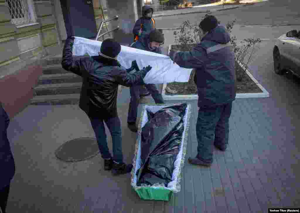 Postavljanje neidentifikovanog tijela u kovčeg 5. decembra. Ukrajinski predsjednik Volodimir Zelenski naredio je 30. jula evakuaciju stanovnika u istočnoj regiji Donjecka. Međutim, mnogi su odbili da odu.