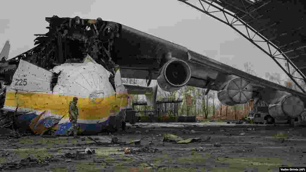 Ukrajinski vojnik prolazi pored ostataka transportnog aviona Antonov An-225 Mrija 2. aprila 2022. Mrija, koja je bila najveća letelica na svetu, uništena je u ruskom udaru 27. februara tokom borbi na aerodromu Antonov u Hostomelu. Mriju, što znači &bdquo;san&ldquo; ili &bdquo;inspiracija&ldquo;, voleli su entuzijasti avijacije širom sveta. &nbsp;