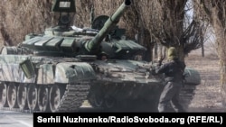 Ruski tenk T-72 zarobljen u borbi od strane ukrajinske vojske u selu Lukjanovka, Kijevska oblast, 27. marta 2022.