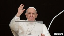 Papa Franjo predvodi molitvu Angelus u Vatikanu, 27. marta 2022.