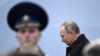Ruski predsednik Vladimir Putin stiže da gleda vojnu paradu povodom Dana pobede na Crvenom trgu u centru Moskve 9. maja 2022. - Rusija slavi 77. godišnjicu pobede nad nacističkom Nemačkom tokom Drugog svetskog rata.
