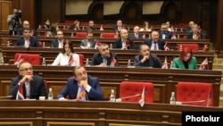 Ընդդիմադիր խմբակցությունների պատգամավորներն Ազգային ժողովի նիստերից մեկում, արխիվ