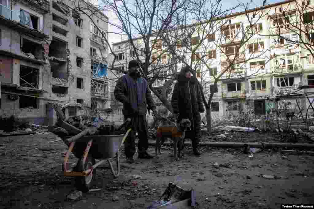 Stanovnici Bahmuta u dvorištu ispred zgrade u kojoj im je uništen stan. Šef UN-a za humanitarnu pomoć Martin Griffiths je 6. decembra osudio &quot;kolosalne&quot; muke koje Ukrajina trpi zbog ruskog uništavanja njene infrastrukture.