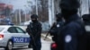 Službenici Policije Kosova patroliraju Severnom Mitrovicom 13. decembra usled barikada koje su lokalni Srbi postavili još 10. decembra, Kosovo.
