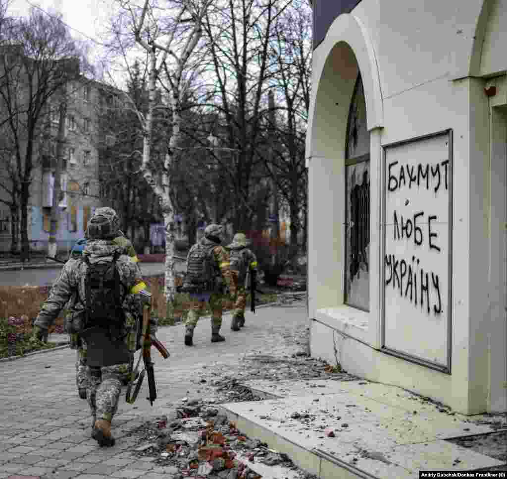 Ukrajinski vojnici prolaze pored grafita na kojima piše &quot;Bakhmut voli Ukrajinu&quot; 18. decembra. I Rusija i Ukrajina trenutno ubacuju ljude i materijal u borbu za Bakhmut, grad u regionu Donbasa u istočnoj Ukrajini koji ima relativno mali vojni značaj, ali je postao žestoko osporavani simbol za obe strane. &nbsp;