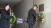 Predsednik Nezavisnog udruženja novinara Srbije Željko Bodrožić polaže venac na mesto ubistva Slavka Ćuruvije, 11. april 2022.