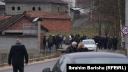 Ljudi su se okupili na sahrani tri dečaka koja su izgubila život u urušavanju stare nenaseljene kuće.