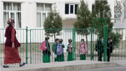 Diňle: Aşgabatda bilim resmileri sadakalary “metjitlere däl-de, mekdeplere bermegi ündeýär”