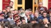 Один из лидеров абхазской оппозиции Рауль Хаджимба (c мегафоном) на митинге перед зданием администрации президента в Сухуме, 27 мая 2014 г.