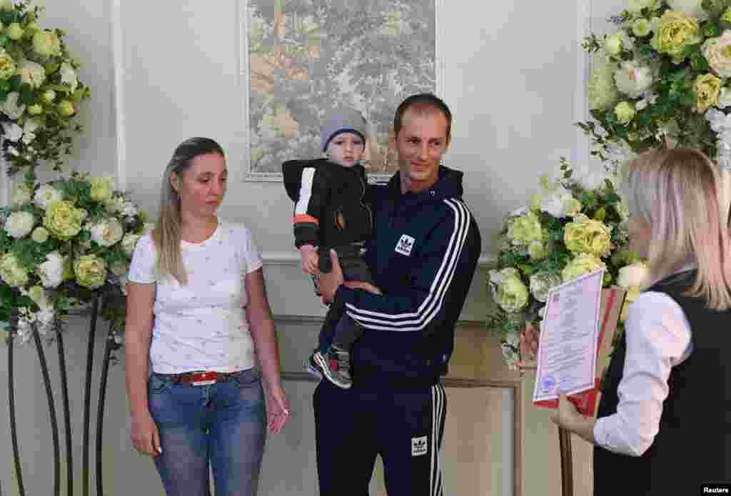 Regrutovani rezervista Dmitrij i njegova izabranica Jevgenija vjenčali su se prije njegovog odlaska u vojnu bazu. Istražitelji Vijeća za ljudska prava UN-a zaključili su da je Rusija počinila ratne zločine u Ukrajini, poput bombardovanja civilnih područja, &quot;velikog broja pogubljenja&quot;, &quot;dosljednih izvještaja o mučenju&quot; i seksualnog nasilja koje je uključivalo silovanje djece.