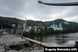 Svjatogorska lavra je pravoslavni manastir Ukrajinske pravoslavne Crkve Moskovske patrijaršije kod grada Svjatogorska u Donjeckoj oblasti. Nalazi se na stijeni uz desnu obalu rijeke Sjeverni Donjec