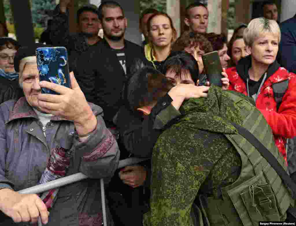 Žena se oprašta od rezerviste regrutovanog tokom djelimične mobilizacije, prije njegovog odlaska u vojnu bazu, u gradu Batajsk, u Rostovskoj oblasti, Rusija 26. septembra 2022. godine.