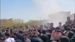 Iranske učenice isteruju službenika ministarstva