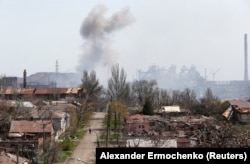 Dim iznad Azovstala 18. aprila, skoro dva mjeseca nakon početka ruske invazije na Ukrajinu.