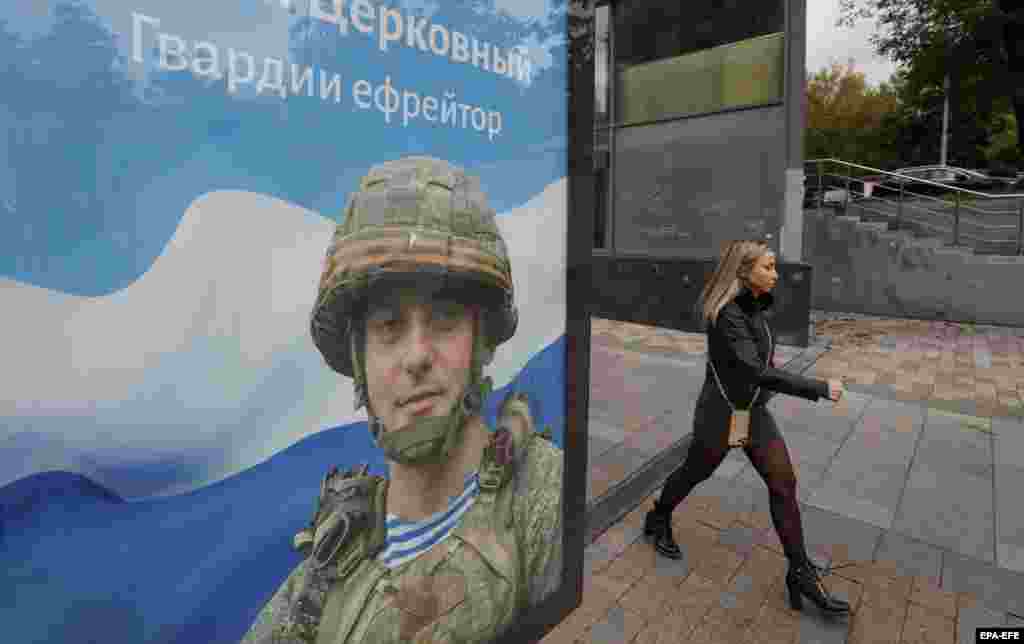 Plakat u Moskvi za regrute nosi slogan &quot;Slava herojima Rusije&quot;. Evropska unija planira se pridružiti Ujedinjenom Kraljevstvu i ostalima u uvođenju sankcija organizatorima &quot;nezakonitih, nelegitimnih referenduma&quot; koji se provode u četiri regije Ukrajine. Kijev, zapadni lideri i Ujedinjene nacije osudili su referendume, koji su počeli 23. septembra i traju do 27. septembra, kao nelegitimnu, koreografsku preteču ilegalne aneksije teritorije od strane Rusije.