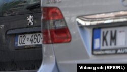 Automobil sa RKS, a drugi sa KM registarskom oznakom, Severna Mitrovica, oktobar 2022.
