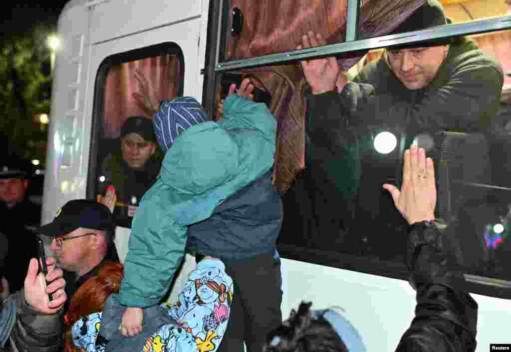Ljudi su se opraštali od regruta u sibirskom naselju Bolšerečje u ruskoj oblasti Omsk 25. septembra.
