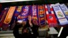 Šalovi fudbalskih klubova Barselona, Atletiko Madrid i Real Madrid izloženi su u prodavnici u Barseloni nakon što je 12 najboljih evropskih fudbalskih klubova pokrenulo otcepljenu Super ligu, Španija (19. april)