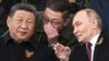 Ruski predsjednik Vladimir Putin i kineski lider Xi Jinping razgovaraju za vrijeme vojne parade povodom Dana pobjede, Moskva, maj 2025.