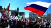 Muškarac maše ruskom zastavom tokom protesta podrške Rusiji ispred bugarskog parlamenta u Sofiji, Bugarska, 6. aprila 2022.
