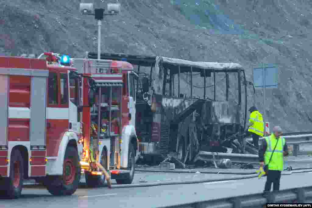 Zvaničnici u blizini mjesta autobuskog incidenta u Bugarskoj.