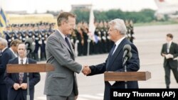 Президент США Джордж Буш (ліворуч) і голова Верховної Ради України Леонід Кравчук під час урочистої зустрічі в аеропорту. Україна, 1 серпня 1991 року 