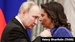 Президент РФ Владимир Путин награждает главного редактора телеканала RT, главного редактора медиагруппы «Россия сегодня» Маргариту Симоньян «Орденом почета».