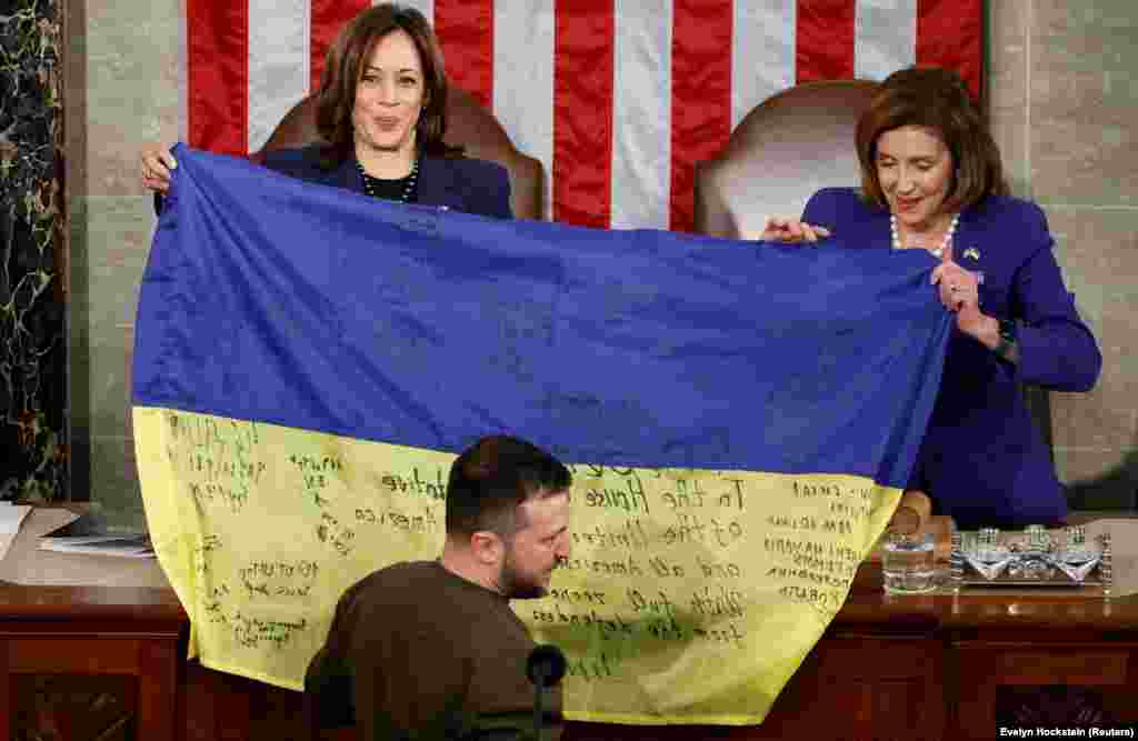 Харрис (слева) и спикер палаты представителей США Нэнси Пелоси держат украинский флаг, привезённый президентом Украины Владимиром Зеленским из Бахмута во время его выступления на совместном заседании Конгресса США 21 декабря 2022 года. &laquo;Бахмут стоит, &mdash; сказал Зеленский под аплодисменты. &mdash; Украина держит свои позиции и никогда не сдастся&raquo; &nbsp;