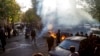 Na ovoj fotografiji koju je snimila osoba koja nije zaposlena u Associated Pressu i koju je dobio AP izvan Irana, Iranci protestiraju zbog smrti 22-godišnje Mahse Amini nakon što ju je pritvorila policija morala prošlog mjeseca, u Teheranu, oktobar 27. 2022. 