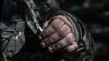 Руки українського солдата. Фото з Донеччини