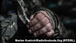 Руки українського солдата. Фото з Донеччини