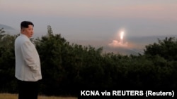 Lider Sjeverne Koreje Kim Džong-Un nadgleda lansiranje projektila na nepoznatoj lokaciji u Sjevernoj Koreji, oktobar 2022. 