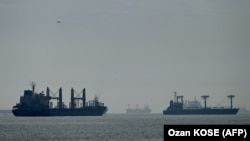 Teretni brodovi koji prevoze žito iz Ukrajine snimljeni u Istanbulu, oktobar 2022. 