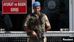 Ministarstvo pravde za RSE je navelo da je iz Srbije izručenje odobreno za pet lica i da su svi oni isporučeni Turskoj (na fotografiji turski vojnik ispred zatvorskog i sudskog kompleksa Silivri kod Istanbula)