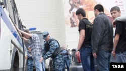 Москва ва унинг атрофида муҳожирларни "ов"лаш амалиёти давом этмоқда.