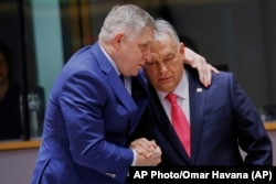 Kryeministri i Sllovakisë, Robert Fico (majtas), dhe kryeministri i Hungarisë, Viktor Orban, mund të jenë në prag të sigurimit të më shumë mbështetjes rajonale nga Polonia dhe Çekia.