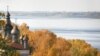 Вид на Воскресенскую церковь в городе Плес и Волгу