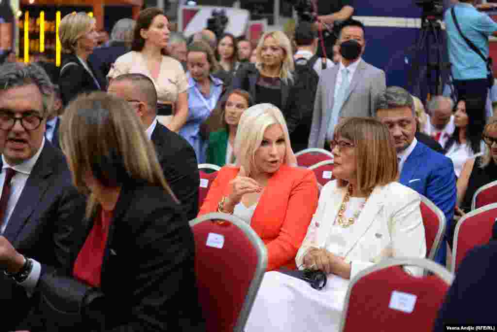 Ovaj događaj je bio prilika za susret i razmenu ideja, ne samo preduzetnika i vinara, već i političara: Zorana Mihajlović, ministarka rudarstva i energetike (levo) i Maja Gojković, ministarka kulture u Vladi Srbije (desno).&nbsp;