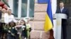 Віктор Янукович час урочистої церемонії з нагоди початку нового навчального року. Президент відвідав школу № 16 у Києві, 1 вересня 2010 року