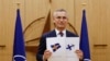 
Generalni sekretar NATO-a Jens Stoltenberg pokazuje dokumente da su Švedska i Finska podnele zahtev za članstvo, 18. maj 2022.
