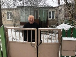 Opozicioni aktivista Mikalaj Statkevič na ulazu u svoju kuću blizu Minska: "Koje pravo ima (Lukašenko) da prodaje našu zemlju, našu naciju i našu državu?"