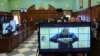Ruski opozicioni lider Aleksej Navaljni se vidi na ekranima putem video linka iz popravne kaznene kolonije IK-2 u Pokrovu tokom sudskog saslušanja za razmatranje žalbe na njegovu zatvorsku kaznu u Moskvi 24. maja 2022.