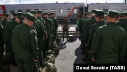 Призывники перед отправкой к местам прохождения военной службы из областного сборного пункта "Егоршино". Россия, Свердловская область