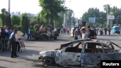 Андижанцы боятся звуков выстрелов, так как 12 лет назад в городе произошли трагические события.