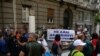 Okupljeni aktivisti iz Majdanpeka, građani i članovi pokreta Ekološki ustanak pozvali su Vladu Srbije da spreče miniranje planine. Na fotografiji: učesnici protesta ispred zgrade Predsedništva u Beogradu, 3. septembar 2022. 