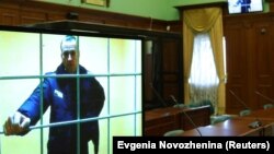 Ruski opozicioni lider Aleksej Navaljni se vidi na ekranima putem video linka iz popravne kaznene kolonije IK-2 u Pokrovu tokom sudskog saslušanja za razmatranje žalbe na njegovu zatvorsku kaznu u Moskvi 24. maja 2022.