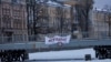 Baner obješen na mostu u Sankt Peterburgu na kojem piše: "Ne ratu".